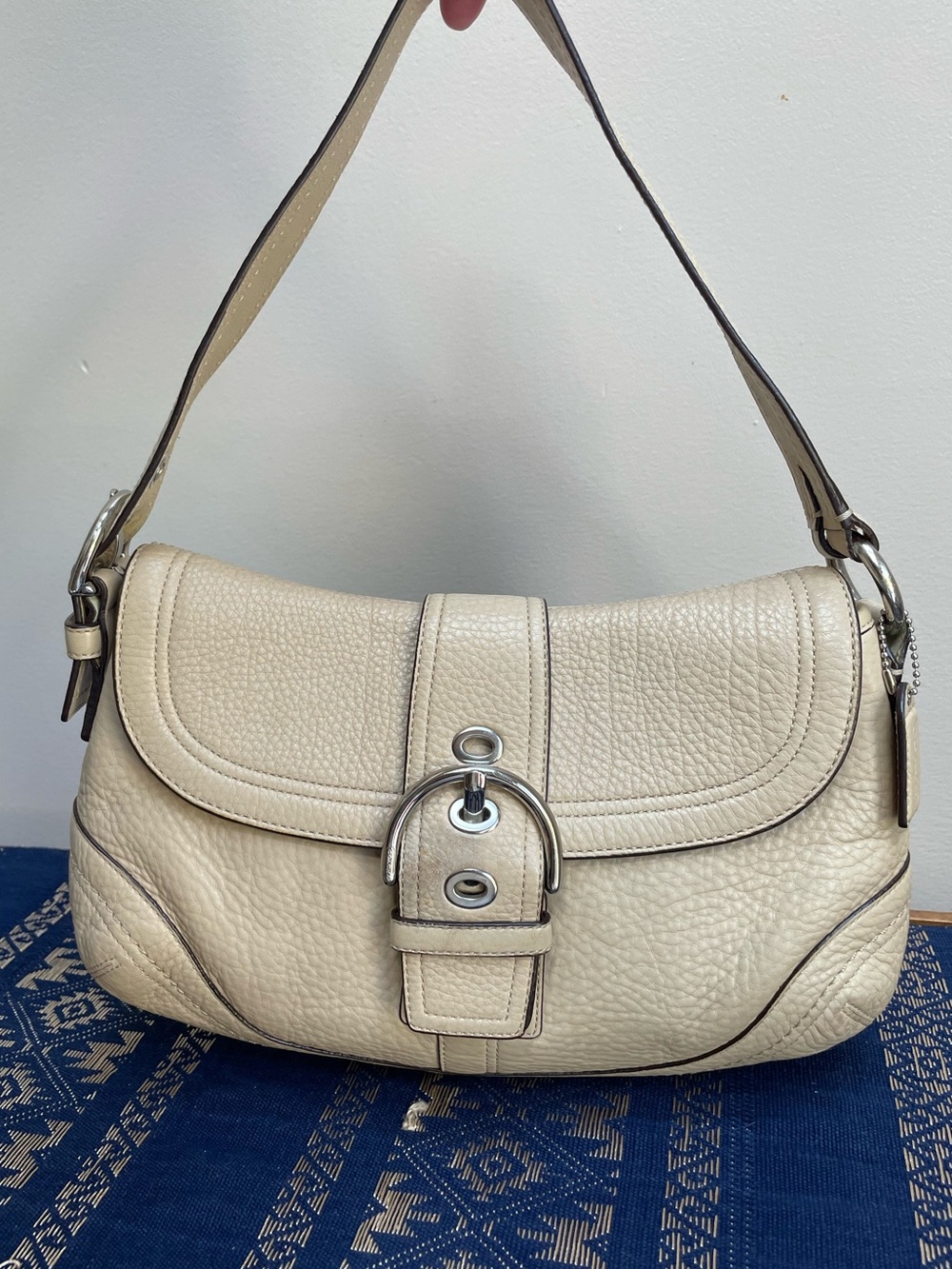 VTG Coach Soho Buckle Flap Cream Pebbled Leather Shoulder Bag Y2K 2000s Classic